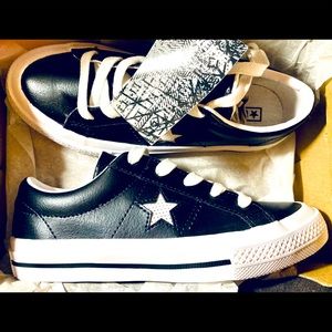 New Boys Size 2 Authentic BRAND NEW Leather Converse One Star Ox
